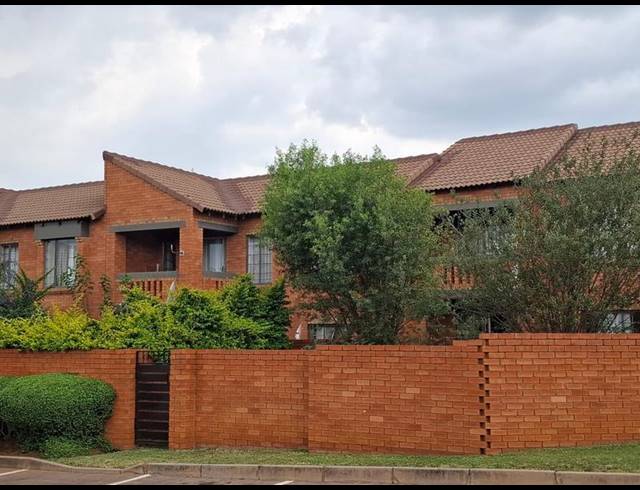 2 BEDROOM APARTMENT FOR SALE IN MOOIKLOOF RIDGE ESTATE